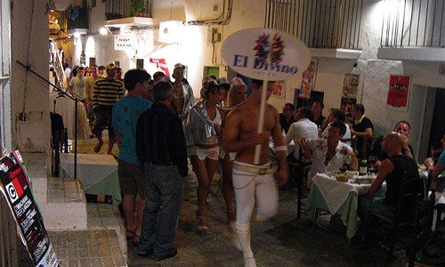 Gay bar Indira temidden van andere gay bars in Ibiza
