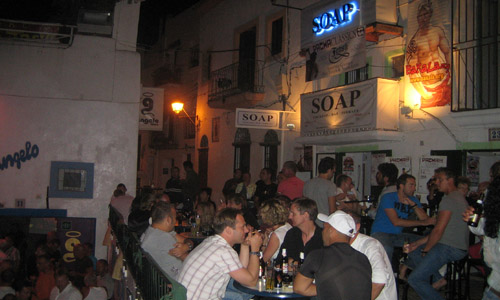 Gay Bar Soap Up ligt naast en boven Gay Bar Angelo in Ibiza