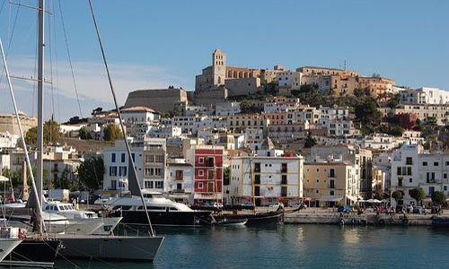 De populaire haven van Ibizastad