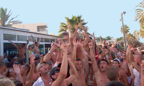 Het publiek in Bora Bora Bar Ibiza in extase