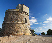 Verdedigingstoren aan zee bij Ibiza